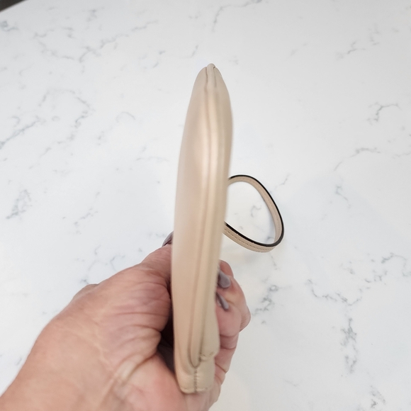 COACH Beige Pearl Soft Leather Wristlet EUC - Picture 4 of 9